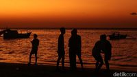 Merekam Indahnya Sunset di Pasir Panjang Kupang, NTT
