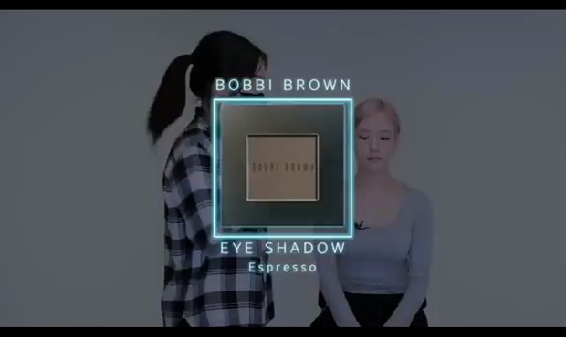 BoBBI Brown Eyeshadow/Foto: youtube.com/I AM MAENG Maeng menggunakan eyeshadow dari brand BoBBI Brown.