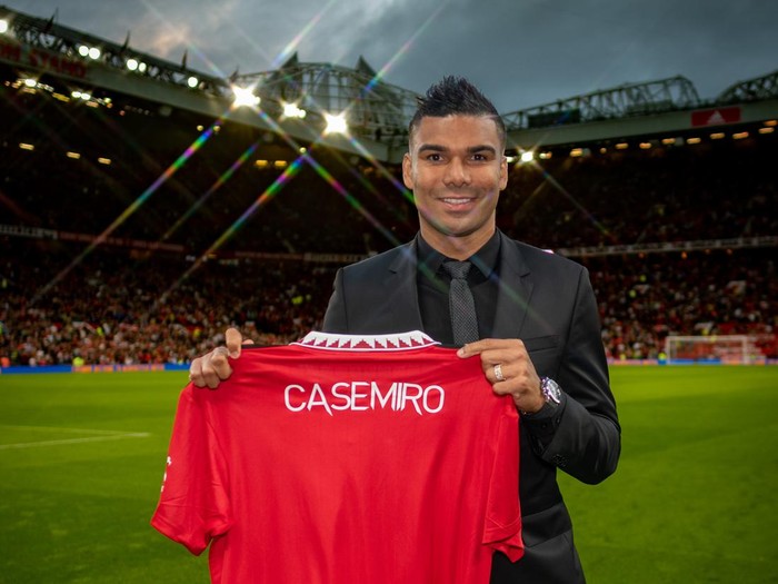 MANCHESTER, ENGLAND - AUGUST 22:  New signing Casemiro of Manchester United poses with a shirt prior to the Premier League match between Manchester United and Liverpool FC at Old Trafford on August 22, 2022 in Manchester, United Kingdom. (Photo by Ash Donelon/Manchester United via Getty Images)