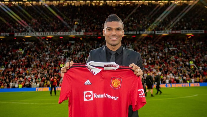 Casemiro MANCHESTER, ENGLAND - AUGUST 22: New signing Casemiro of Manchester United poses with a shirt prior to the Premier League match between Manchester United and Liverpool FC at Old Trafford on August 22, 2022 in Manchester, United Kingdom. (Photo by Ash Donelon/Manchester United via Getty Images)