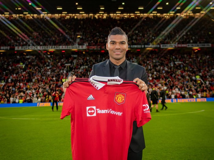 MANCHESTER, ENGLAND - AUGUST 22:  New signing Casemiro of Manchester United poses with a shirt prior to the Premier League match between Manchester United and Liverpool FC at Old Trafford on August 22, 2022 in Manchester, United Kingdom. (Photo by Ash Donelon/Manchester United via Getty Images)