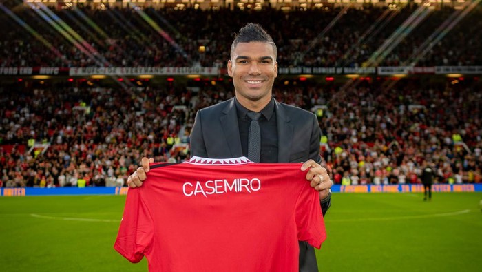 MANCHESTER, ENGLAND - AUGUST 22:  New signing Casemiro of Manchester United poses with a shirt prior to the Premier League match between Manchester United and Liverpool FC at Old Trafford on August 22, 2022 in Manchester, United Kingdom. (Photo by Ash Donelon/Manchester United via Getty Images)