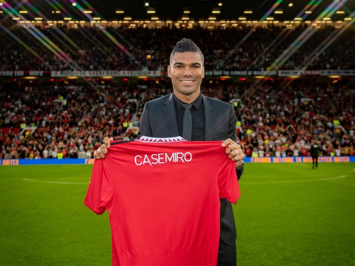 MANCHESTER, ENGLAND - AUGUST 22:  New signing Casemiro of Manchester United poses with a shirt prior to the Premier League match between Manchester United and Liverpool FC at Old Trafford on August 22, 2022 in Manchester, United Kingdom. (Photo by Ash Donelon/Manchester United via Getty Images)