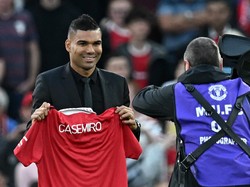 Varane Tak Pernah Bujuk Casemiro ke MU