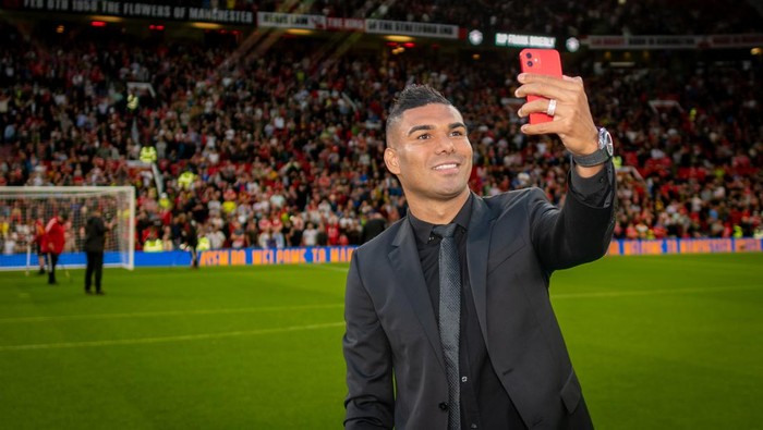 MANCHESTER, ENGLAND - AUGUST 22:  New signing Casemiro of Manchester United takes a selfie prior to the Premier League match between Manchester United and Liverpool FC at Old Trafford on August 22, 2022 in Manchester, United Kingdom. (Photo by Ash Donelon/Manchester United via Getty Images)