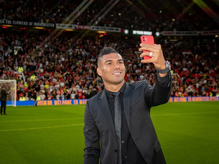 MANCHESTER, ENGLAND - AUGUST 22:  New signing Casemiro of Manchester United takes a selfie prior to the Premier League match between Manchester United and Liverpool FC at Old Trafford on August 22, 2022 in Manchester, United Kingdom. (Photo by Ash Donelon/Manchester United via Getty Images)