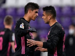 Di tahun yang sama, Varane juga cabut dari Madrid. Bek Prancis itu gabung Manchester United. Setahun berselang, Casemiro menyusul ke Old Trafford. (Foto: Getty Images/Quality Sport Images)