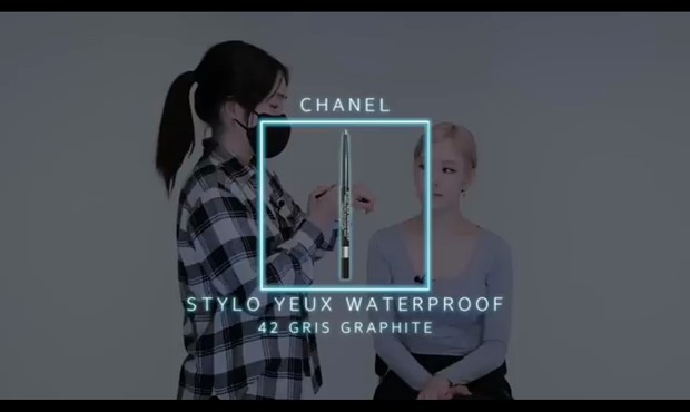 Chanel Stylo Yeux Waterproof/Foto: youtube.com/I AM MUA Untuk menambah kesan smoky eyes, Maeng mengaplikasikan liquid liner dari Chanel cosmetic.