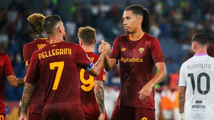 ROME, ITALY - AUGUST 22: Chris Smalling of AS Roma celebrates with teammates after winning the Serie A match between AS Roma and US Cremonese at Stadio Olimpico on August 22, 2022 in Rome, Italy. (Photo by Giampiero Sposito/Getty Images)