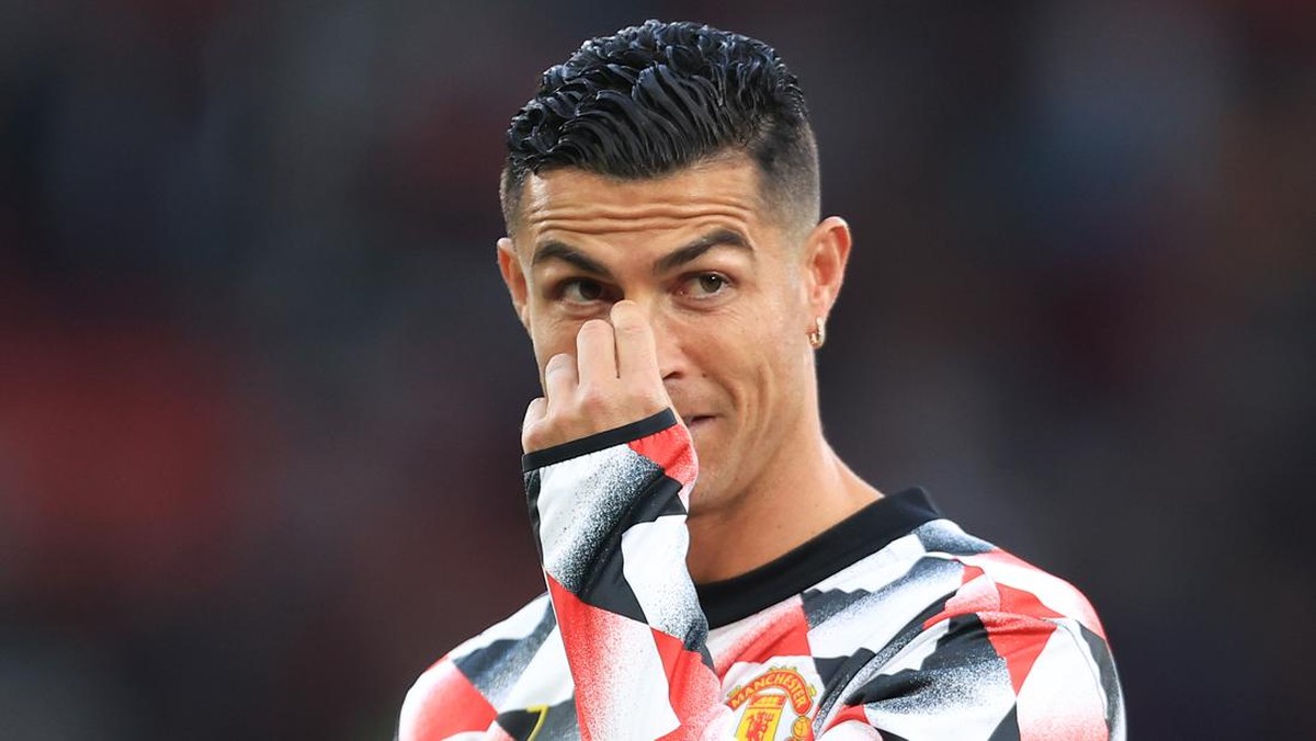 Cristiano Ronaldo mengabaikan Jamie Carragher. (Foto: Offside via Getty Images/Simon Stacpoole/Offside)