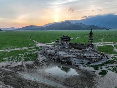 Dulu Pagoda di China Ini Ada di Tengah Danau, Kini Dikepung Kekeringan