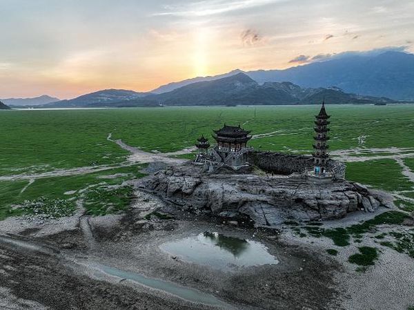 Dulu Pagoda di China Ini Ada di Tengah Danau, Kini Dikepung Kekeringan