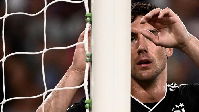 Juventus Serbia forward Dusan Vlahovic  reacts during the  Italian Serie A football match between Sampdoria and Juventus at the Luigi Ferraris Stadium in Genoa, on August 22, 2022. (Photo by MARCO BERTORELLO / AFP) (Photo by MARCO BERTORELLO/AFP via Getty Images)