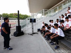 Erick juga berdialog dengan tim International Junior Soccer League (IJSL).