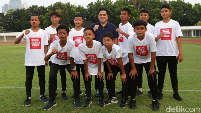 Erick Thohir Bangga Tim Sepakbola Remaja Indonesia Erick Thohir berfoto bersama tim sepak bola Usia 12 tahun yang menjadi pemenang dalam ajang World Youth Cup Gothia Cup di Stadion Madya Senayan, Jakarta, Selasa (23/8/2022). Erick Thohir Soft Launching program pengembangan talenta muda olahraga sepakbola dengan spirit nasionalisme yang dinamakan Program Bangga Merah Putih Mendunia (BMPM).
