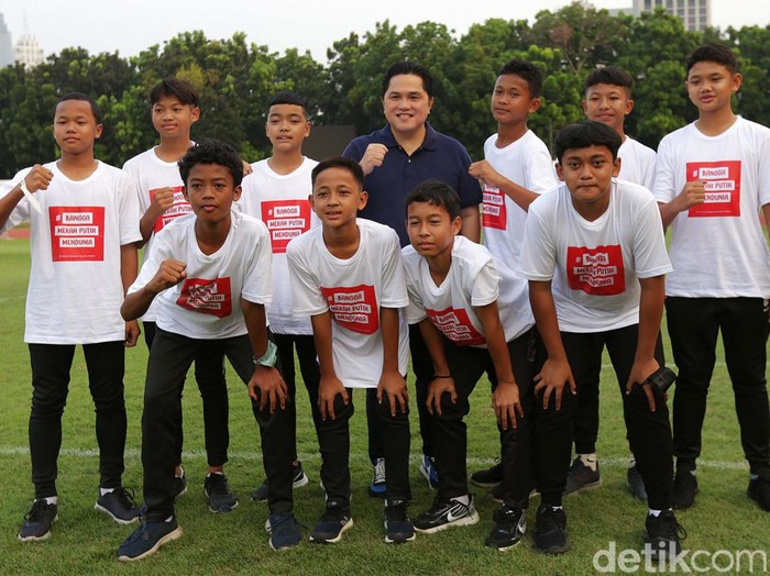 Erick Thohir berfoto bersama tim sepak bola Usia 12 tahun yang menjadi pemenang dalam ajang World Youth Cup Gothia Cup di Stadion Madya Senayan, Jakarta, Selasa (23/8/2022).  Erick Thohir Soft Launching program pengembangan talenta muda olahraga sepakbola dengan spirit nasionalisme yang dinamakan Program Bangga Merah Putih Mendunia (BMPM).