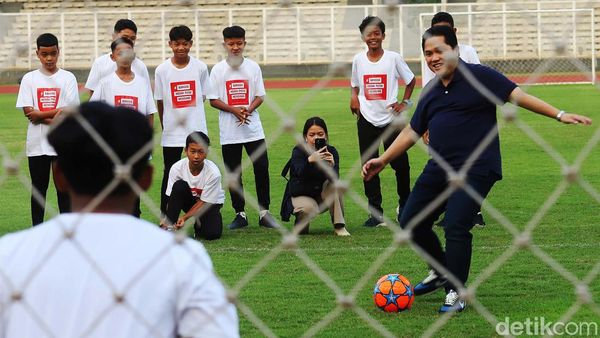 Erick Thohir Main Bola Bareng Tim Remaja Indonesia