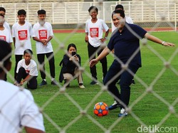 Erick menendang bola ke gawang tim International Junior Soccer League (IJSL) di Stadion Madya Senayan, Jakarta, Selasa (23/8/2022).