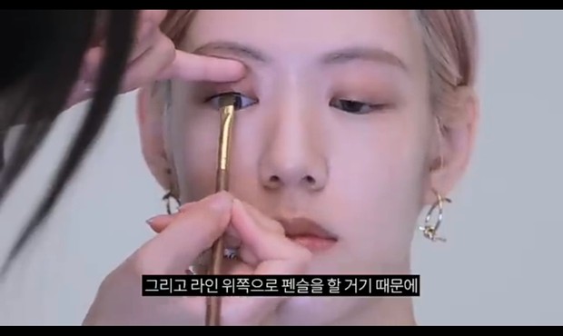Eyeliner diaplikasikan pada sepanjang garis mata dengan cara diketuk secara perlahan/Foto: youtube.com/I AM MUA Aplikasikan eyeliner sepanjang garis bulu mata menggunakan kuas kecil.