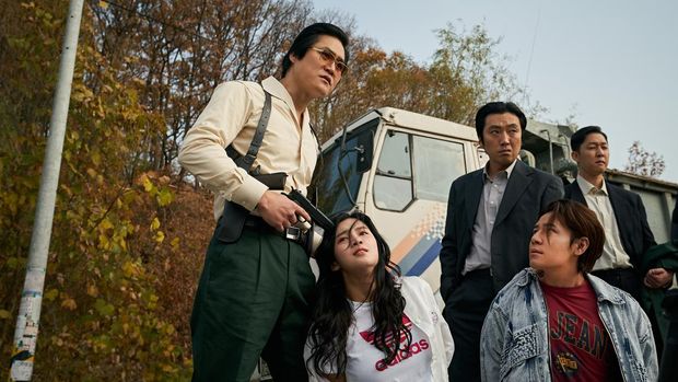 Seoul Vibe (L to R) Kim Sung-kyun as Director Lee, Park Ju-hyun as Park Yoon-hee, Lee Kyu-hyung as Moon Bok-nam in Seoul Vibe Cr. Song Kyungsub/Netflix © 2022