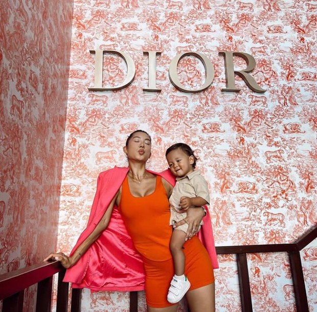 Gaya Busana Jennifer Bachdim