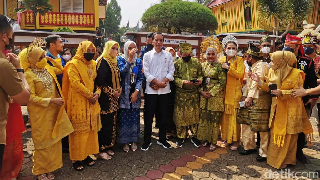Gaya Jokowi Pantau Proyek Renovasi TMII yang Habiskan Rp 1,1 T