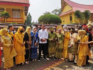 Gaya Jokowi Pantau Proyek Renovasi TMII yang Habiskan Rp 1,1 T