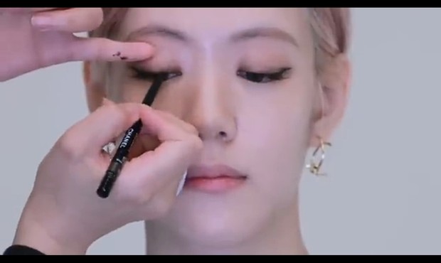 Gunakan brush untuk menambah efek blur/Foto: youtube.com/I AM MUA Untuk menambah kesan blur pada makeup smoky, Maeng menggunakan brush.