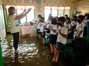 Kelas Kebanjiran Tak Menghalangi Siswa Filipina Bersekolah, Lihat Nih Kelas Kebanjiran Tak Menghalangi Siswa Filipina Bersekolah, Lihat Nih