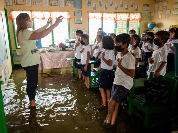 Kelas Kebanjiran Tak Menghalangi Siswa Filipina Bersekolah, Lihat Nih
