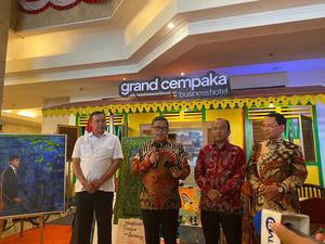 Hasto PDIP Maknai Lukisan Jokowi Pegang Pistol Bentuk Ketegasan