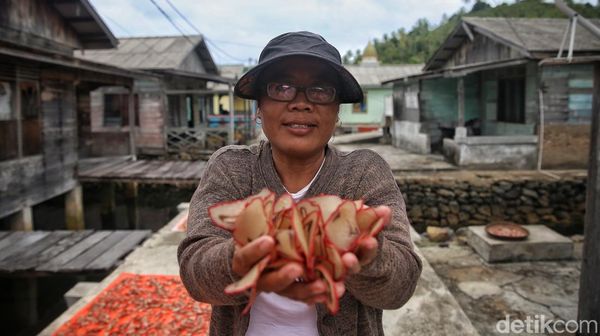 Wow... Perajin Kerupuk Tongkol Ini Mampu Kuliahkan Anak hingga S2