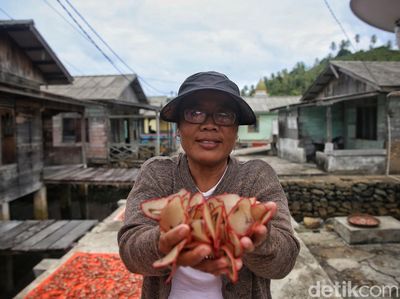 Wow... Perajin Kerupuk Tongkol Ini Mampu Kuliahkan Anak hingga S2