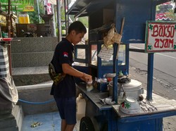 Ibu Sakit, Siswa SMA di Karangasem Jualan Bakso Sepulang Sekolah