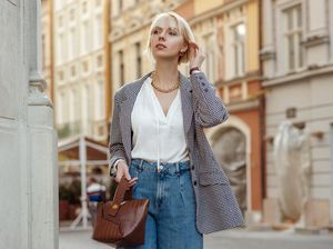 Ide Outfit Jeans untuk ke Kantor, Tampilan Memukau Plus Nyaman