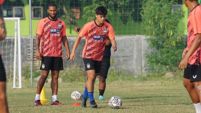 Jersey latihan PSIS Semarang.
