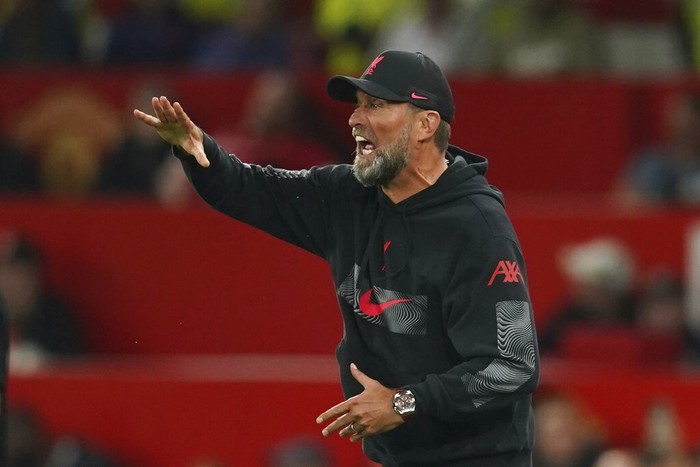 Liverpools manager Jurgen Klopp gestures during the English Premier League soccer match between Manchester United and Liverpool at Old Trafford stadium, in Manchester, England, Monday, Aug 22, 2022. (AP Photo/Dave Thompson)