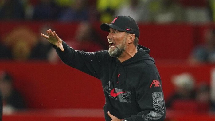 Liverpools manager Jurgen Klopp gestures during the English Premier League soccer match between Manchester United and Liverpool at Old Trafford stadium, in Manchester, England, Monday, Aug 22, 2022. (AP Photo/Dave Thompson)