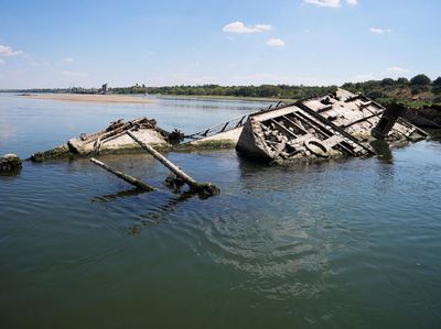 Kapal Perang Jerman Muncul di Sungai Danube Serbia yang Mengering