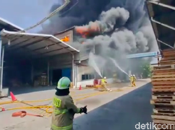 2 Petugas Damkar Sesak Napas Saat Padamkan Kebakaran Pabrik Kimia di Jakut