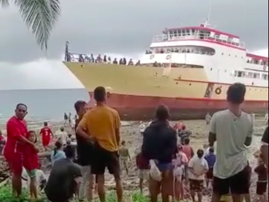 Penampakan KM Glory Mary yang Kandas di Talaud Penampakan KM Glory Mary yang Kandas di Talaud