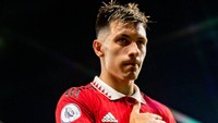 Bek tengah Lisandro Martínez digaet MU dari Ajax pada akhir bulan Juli. Nilai transfernya mencapai 49 juta paun. Foto: Manchester United via Getty Imag/Ash Donelon