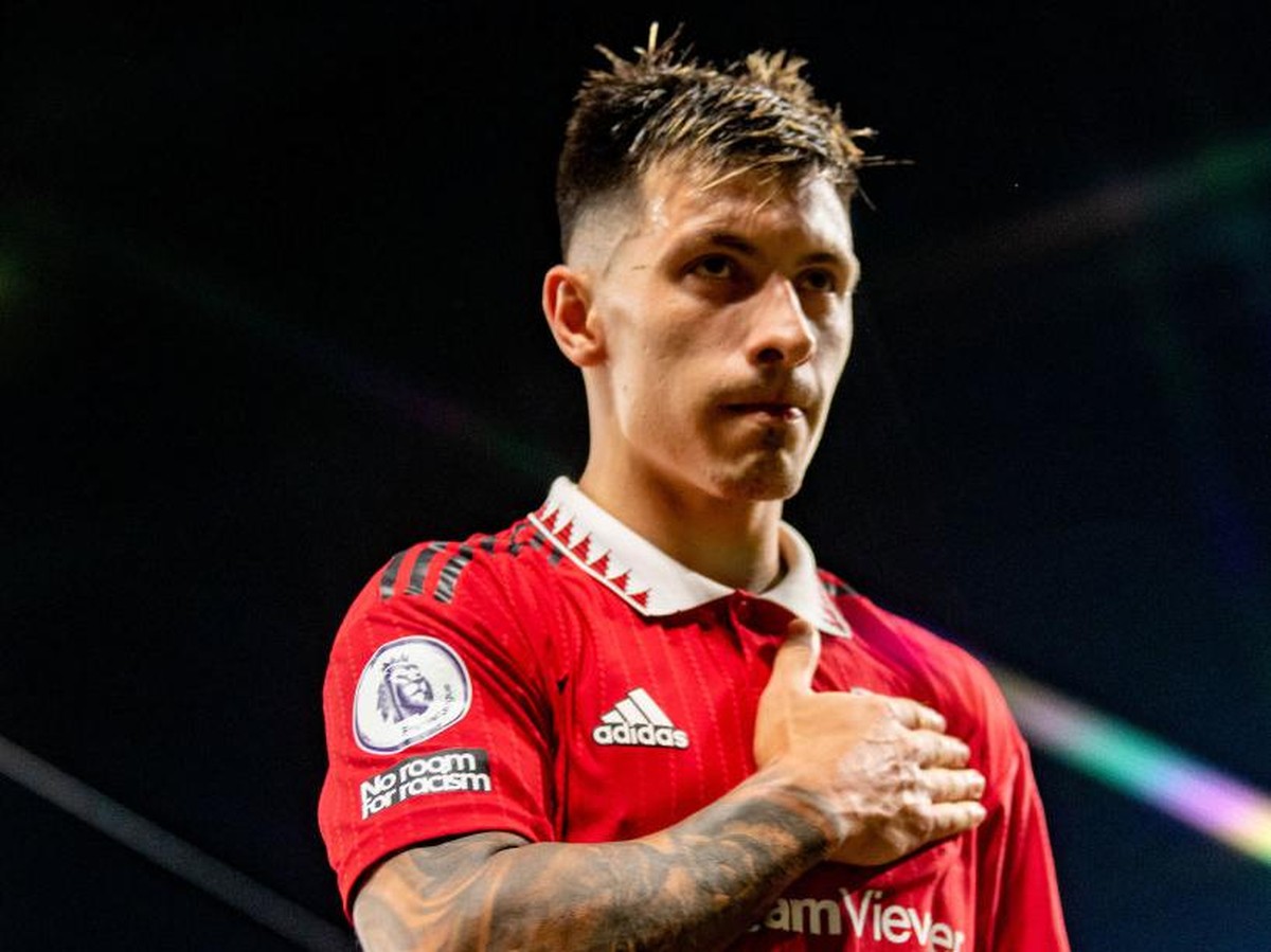 Lisandro Martinez memberi salam usai mengantar MU mengalahkan Liverpool. Foto: Manchester United via Getty Imag/Ash Donelon
