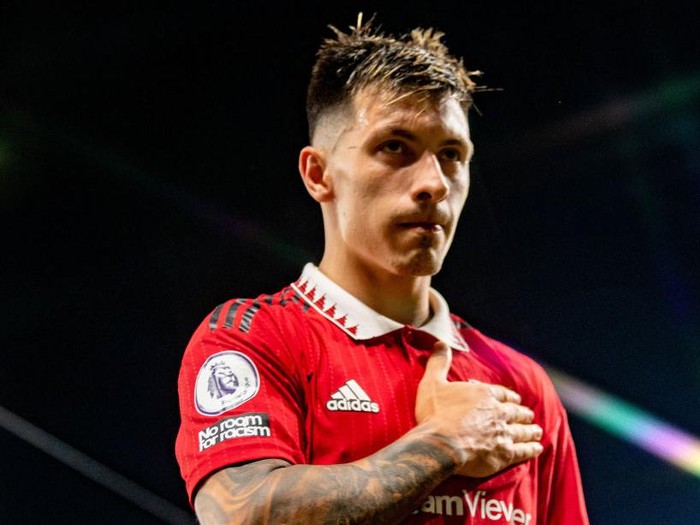 Lisandro Martinez MANCHESTER, ENGLAND - AUGUST 22: Lisandro Martinez of Manchester United reacts at the end of the Premier League match between Manchester United and Liverpool FC at Old Trafford on August 22, 2022 in Manchester, United Kingdom. (Photo by Ash Donelon/Manchester United via Getty Images)
