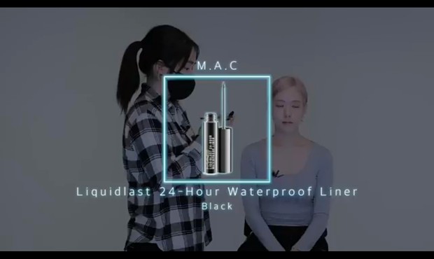 M.A.C Liquidlast 24-Hour Waterproof Liner/Foto: youtube.com/I AM MUA Maeng juga memberikan tips untuk aplikasi liner pada garis mata.