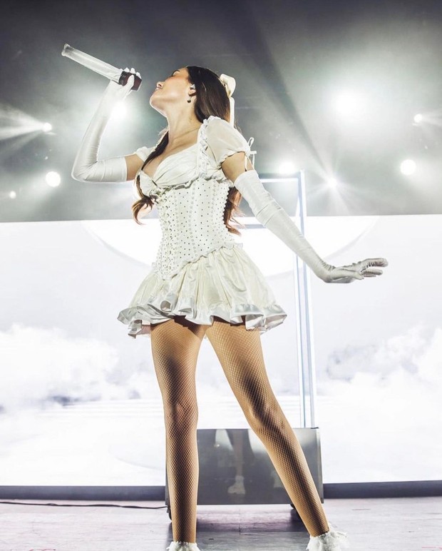 Madison Beer mengenakan mini dress berwarna putih