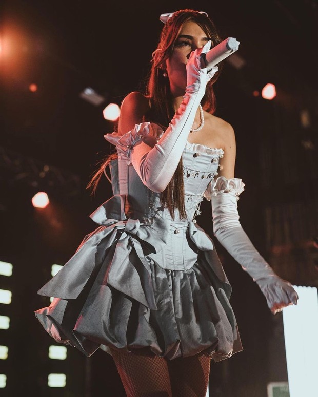 Madison Beer mengenakan mini ball gown berwarna biru