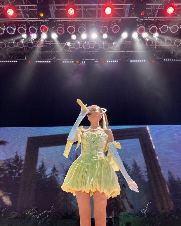 Madison Beer mengenakan mini dress berwarna kuning