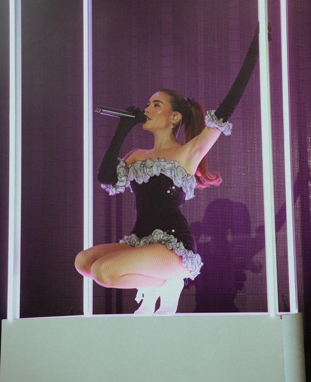 Madison Beer mengenakan mini dress berwarna hitam