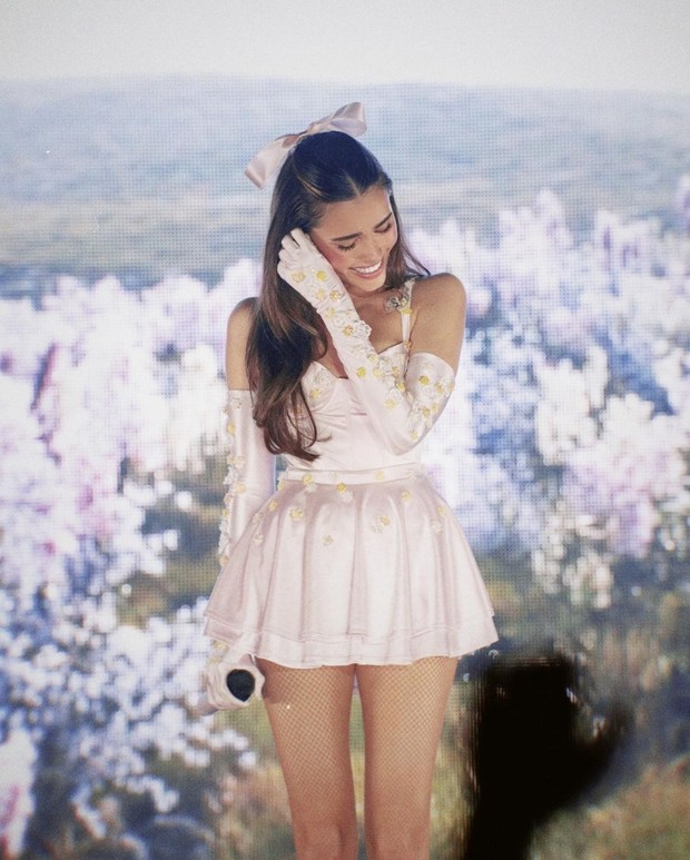Madison Beer mengenakan mini dress berwarna pink